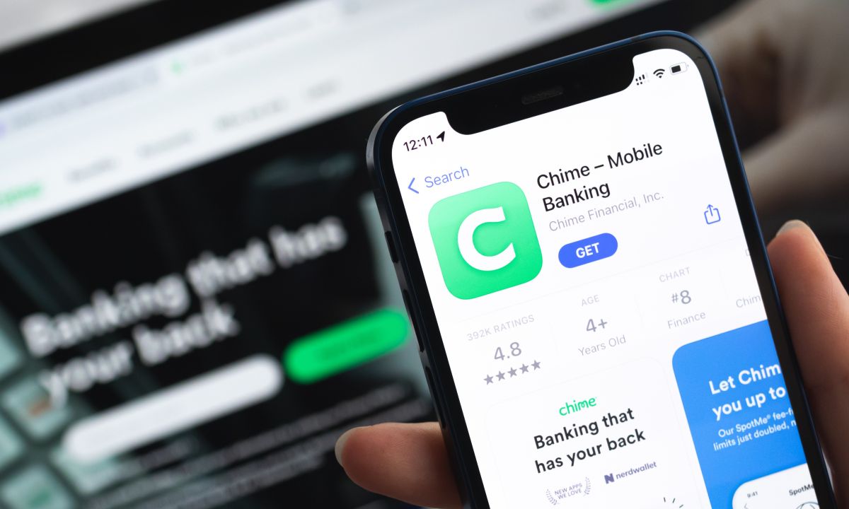 Металлическая карта Chime Prime и иконки привилегий на экране мобильного банк-приложения