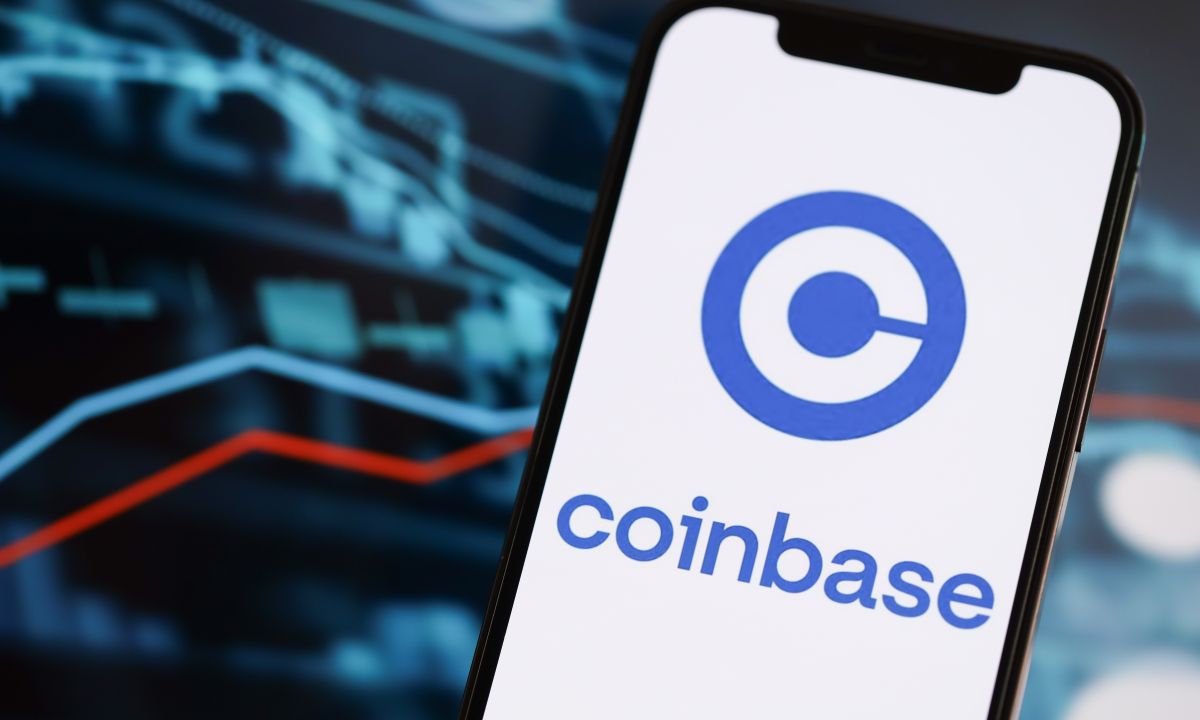 Logo Coinbase sovrapposto al sigillo OCC con grafiche di proteste bancarie