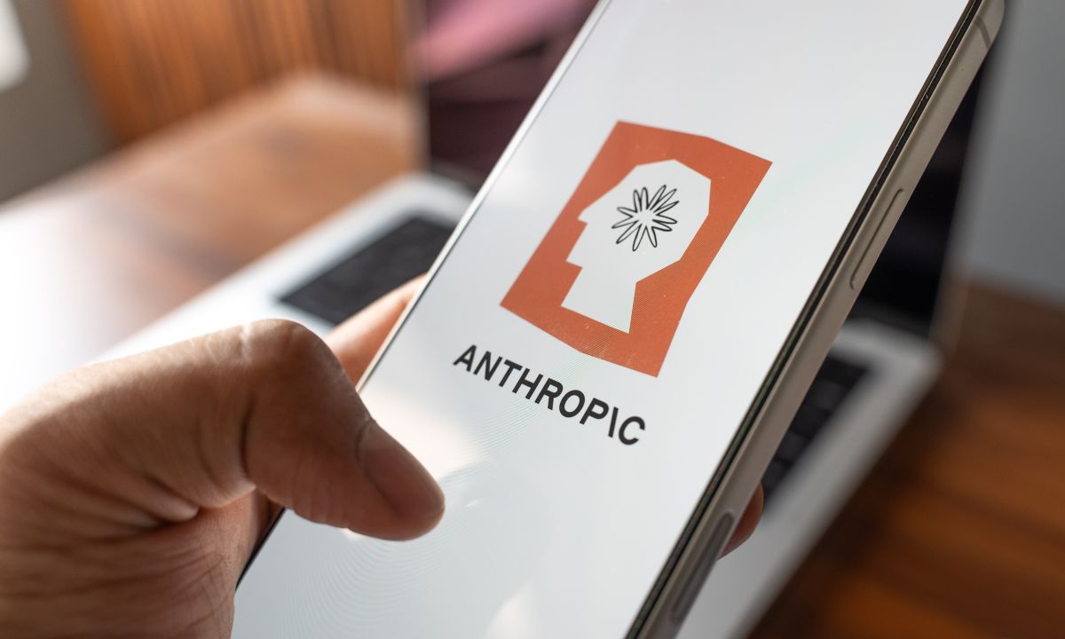 Graph showing Anthropic's revenue run rate surging to $30 billion amid enterprise demand
