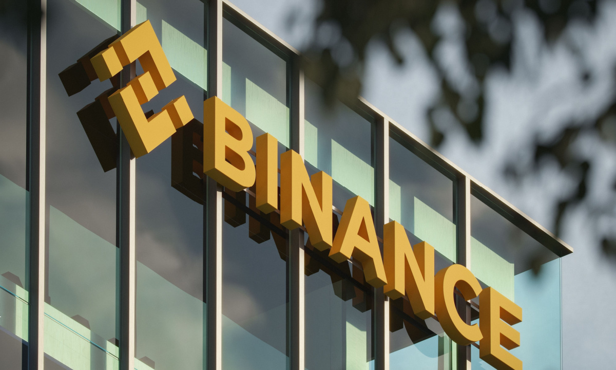 Binance-Zentrale mit schattenhaften Figuren abziehender Executives im Anzug