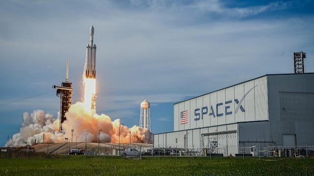 SpaceXのStarshipがAIコンピュート衛星を軌道データセンターへ打ち上げる、星空バックに