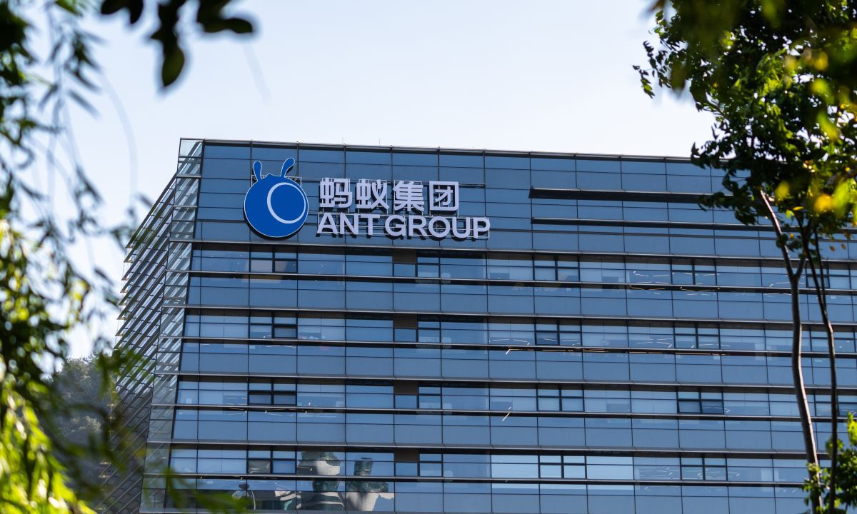 Demo piattaforma Anvita di Ant Group con agenti AI che eseguono trade crypto