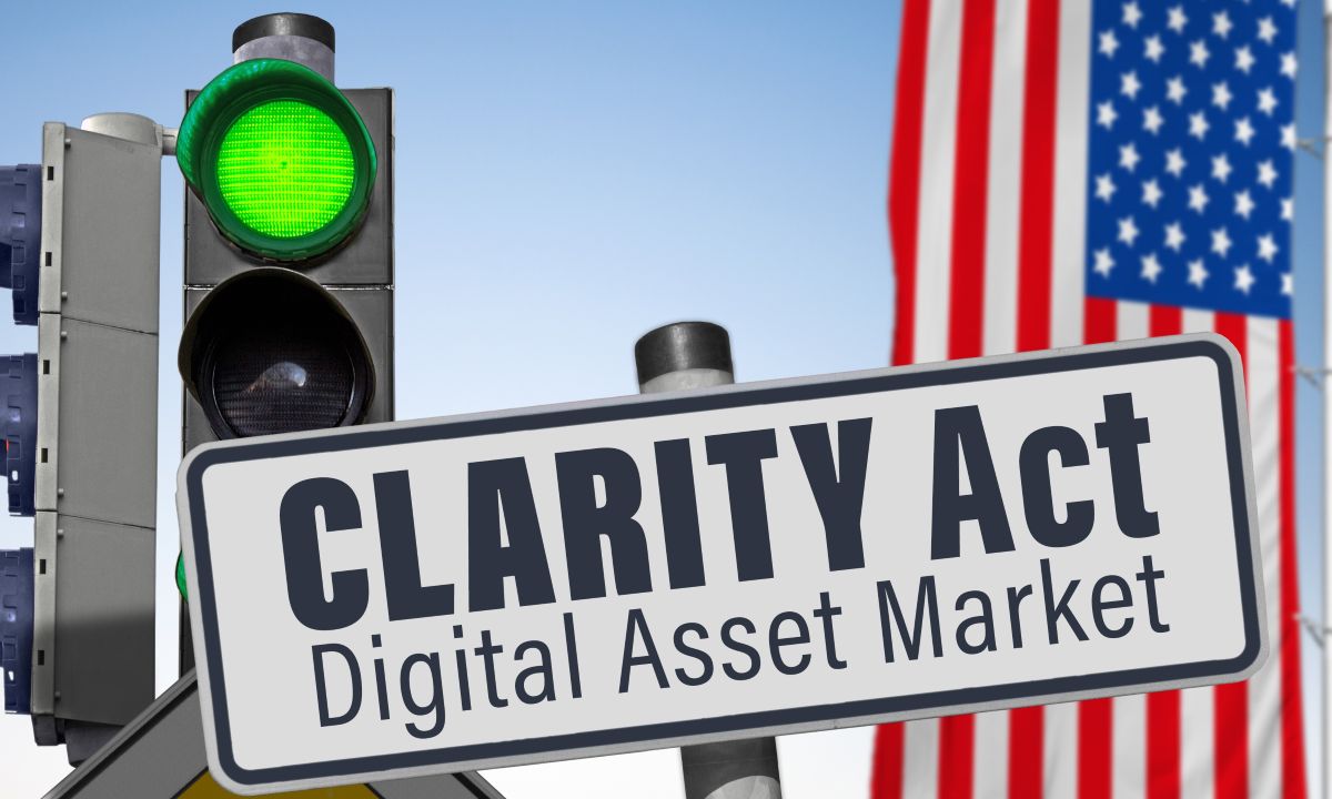 El senador Bill Hagerty anunciando avances de la Ley CLARITY en el podio