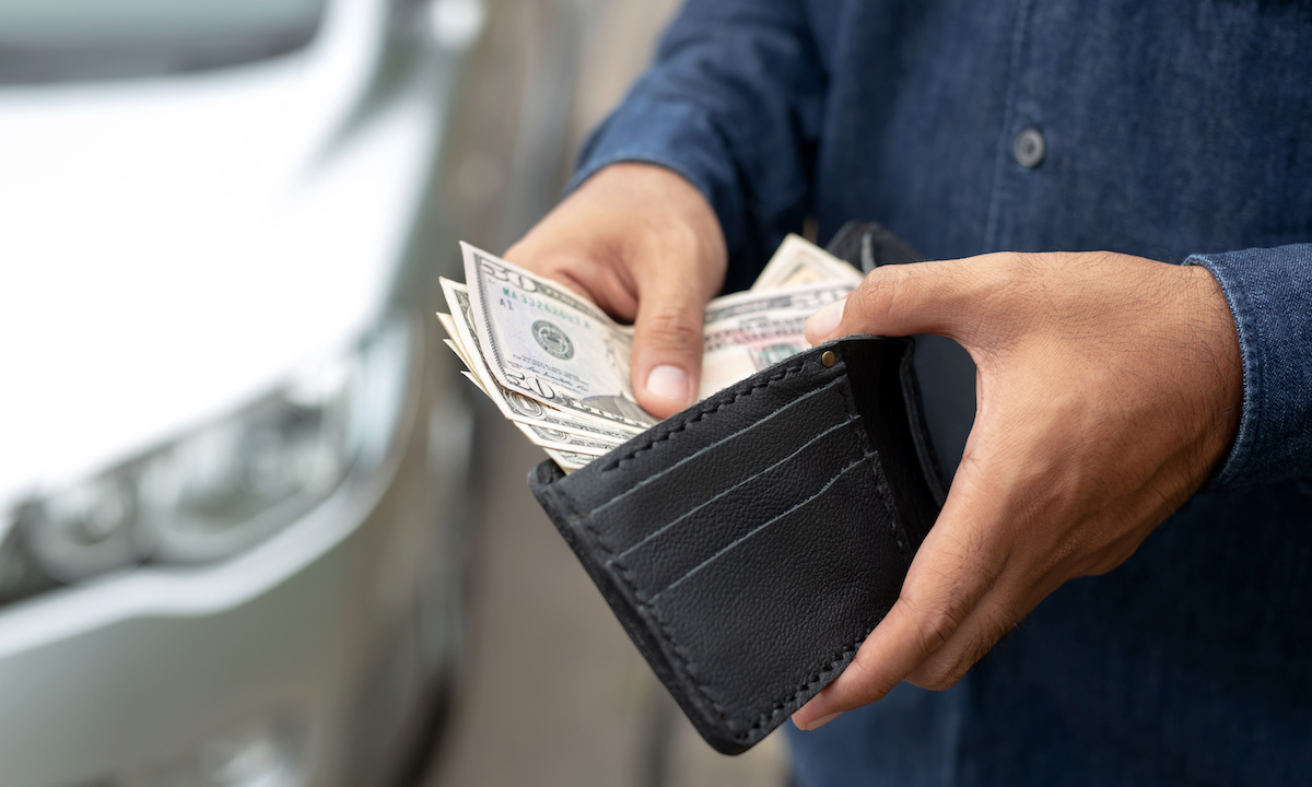 Trabalhadores esperando pelos salários; imagens de relógio e símbolo de dólar representando a tensão entre tempo e acesso ao dinheiro