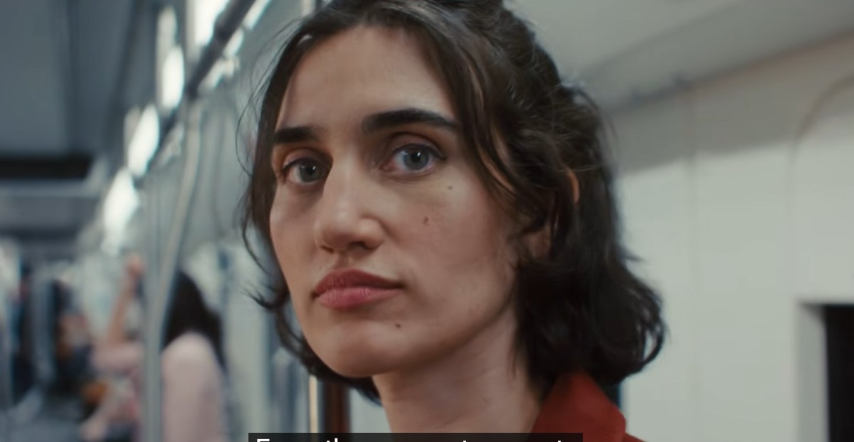 Confusing Google Pixel 10 ad screenshot showing fake vacation zoom