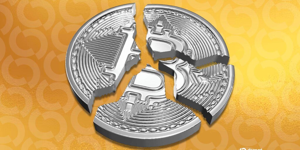 Gráfico del precio de Bitcoin precipitándose hacia 10K con nubes de tormenta y logo de Bloomberg