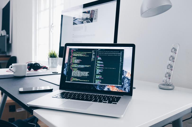 Quantencomputer-Schaltkreise zerschlagen traditionelle Blockchain-Schlösser, Arcs Schild schützt eine leuchtende Wallet