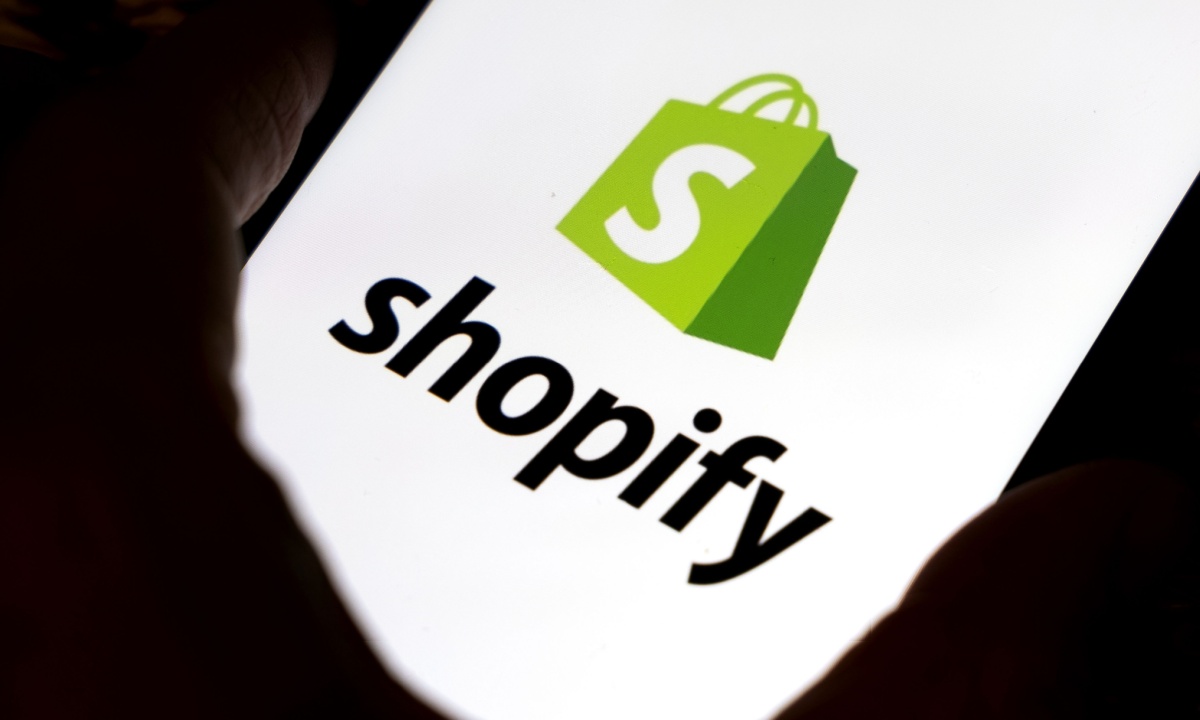 Basic, Grow, Advanced 요금제에서 커스텀 카탈로그와 볼륨 할인을 포함한 B2B 도매 기능이 표시된 Shopify 가맹점 대시보드
