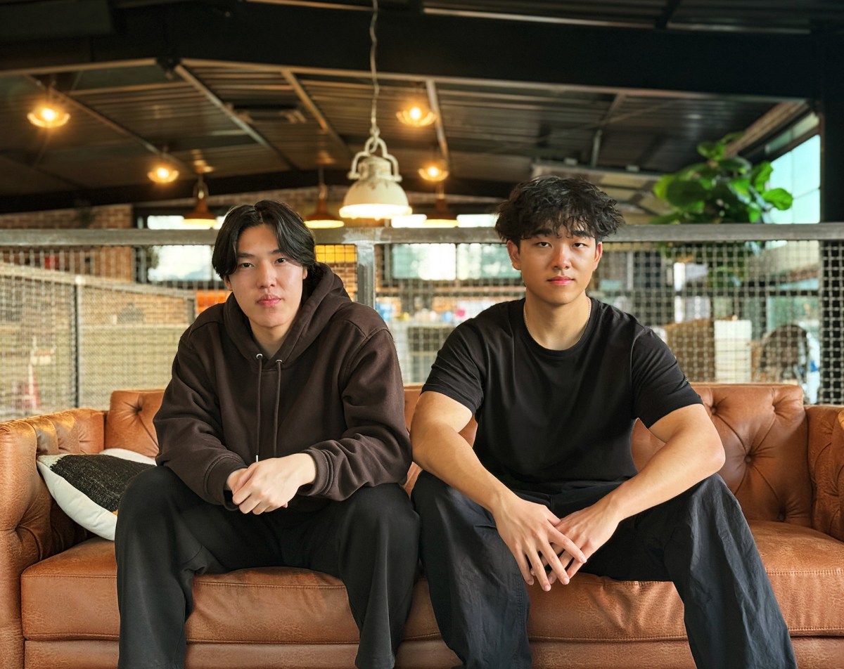 Justin Jin, fundador adolescente do Giggles, com logo do app e gráfico do anúncio de funding