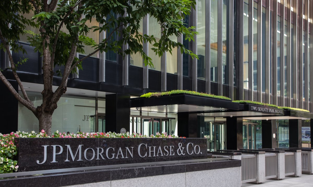 Jamie Dimon au pupitre discutant des risques du crédit privé et de l’IA