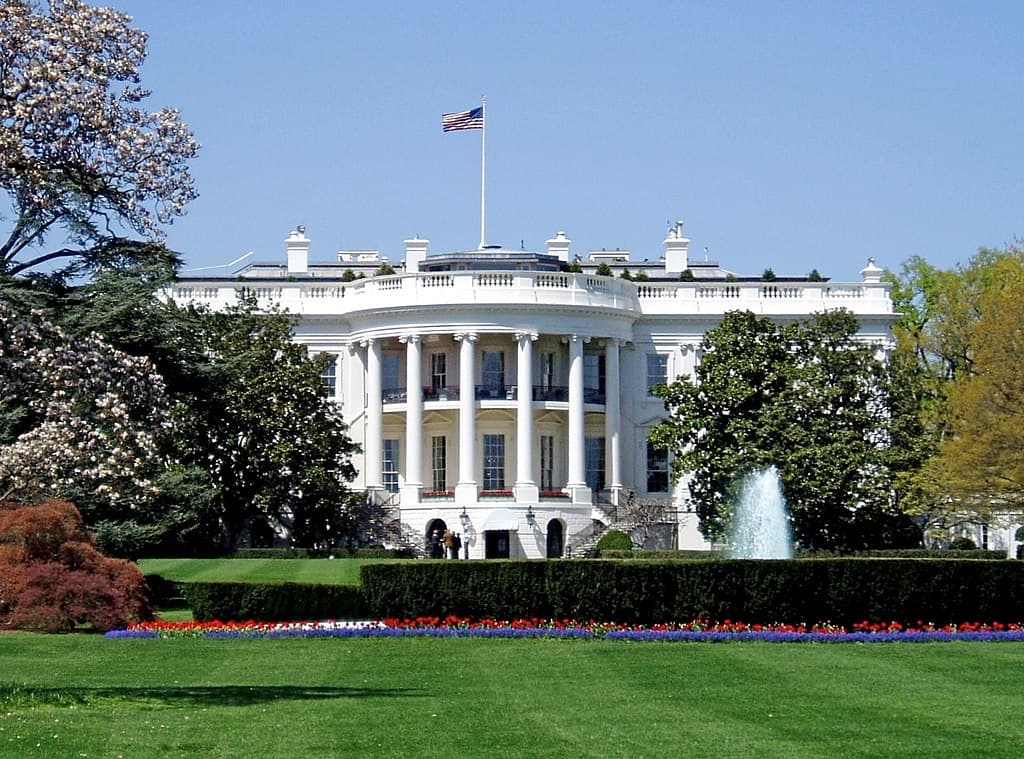 White House-Siegel über KI-Schaltkreis mit FLI-Stellungnahme-Zitat