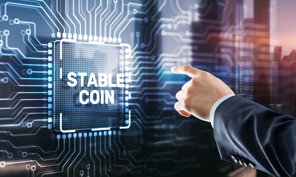 %42 CFO stablecoin ilgisi grafiği ve yükselen ödeme hacmi çizimleri