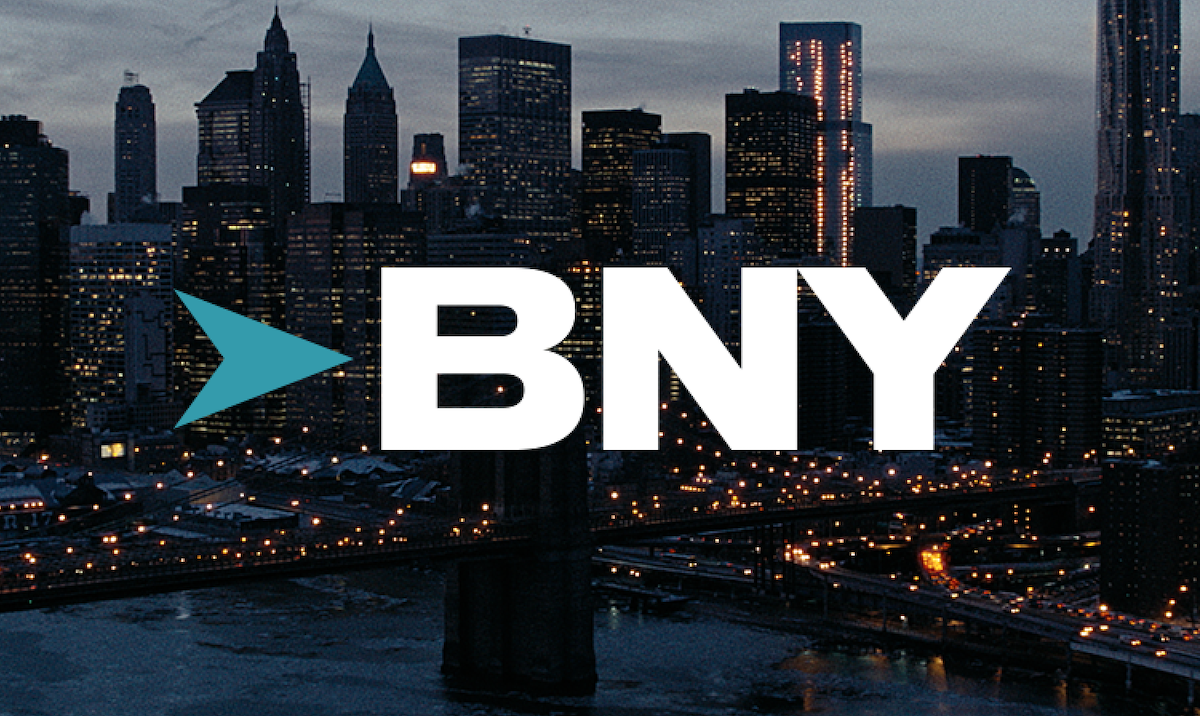 Приложение Robinhood на смартфоне рядом с логотипом BNY и графикой правительственного депозита Trump Accounts