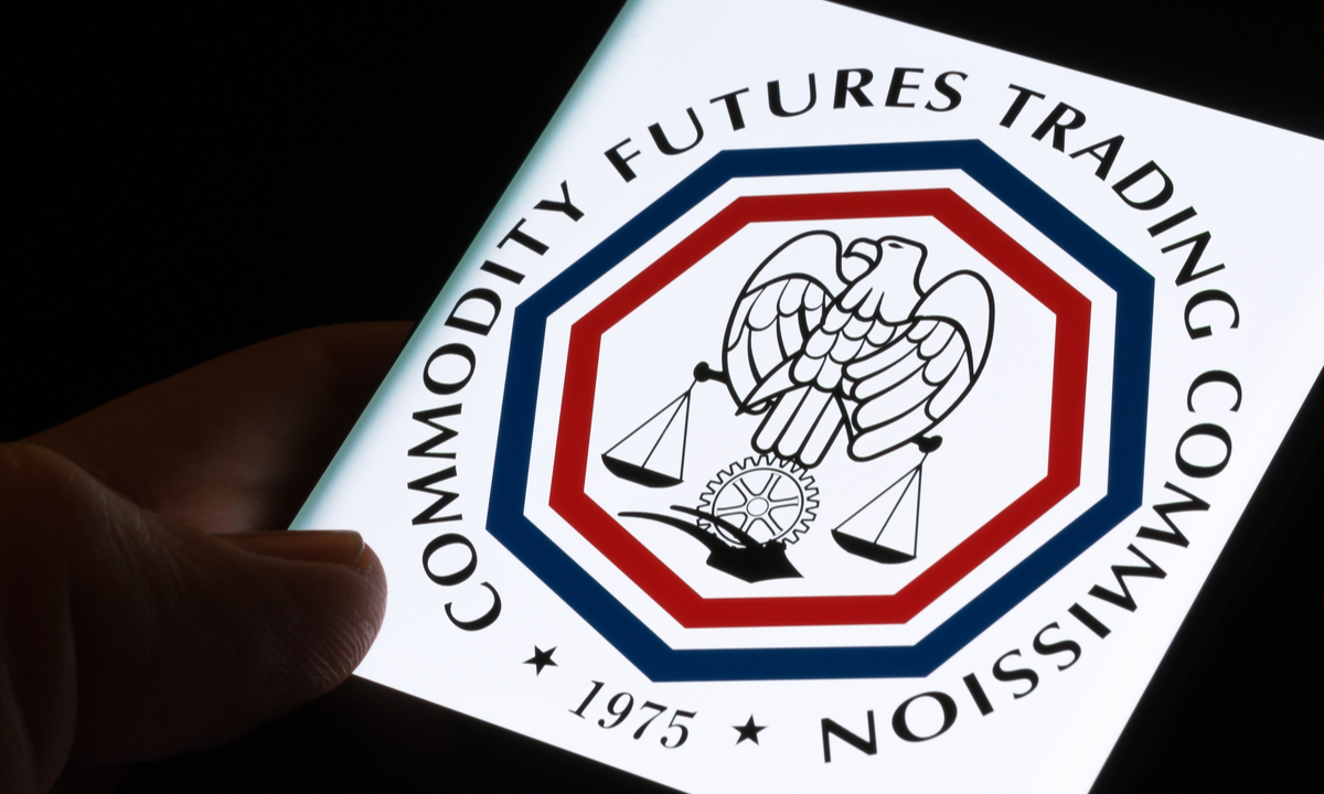 Martelo batendo com logo da CFTC e ícones de esportes ao fundo