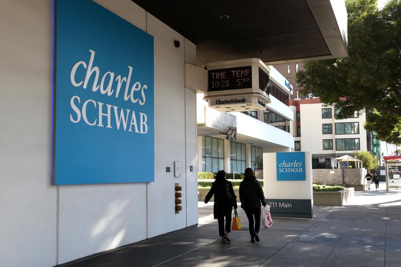 Charles-Schwab-Gebäude als Symbol für institutionellen Einstieg in Krypto-Trading