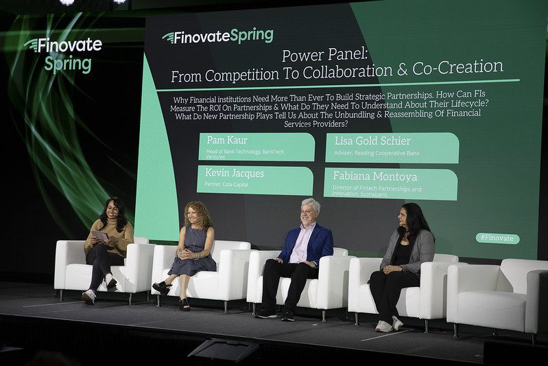 Agenda de FinovateSpring 2026 montrant des sessions sur l'IA agentive, les stablecoins, et la finance intégrée à San Diego