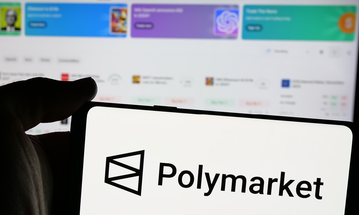 폴리마켓 거래 인터페이스에 새 Polymarket USD 담보 토큰과 주문장이 표시된 화면
