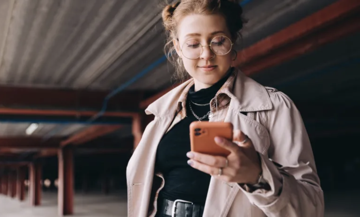 Gen Z Millennial nutzt BNPL-App auf Smartphone beim Checkout