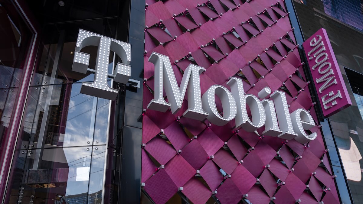 T-Mobile-Zentrale mit digitalem Schloss-Symbol und Datenleck-Warn-Overlay