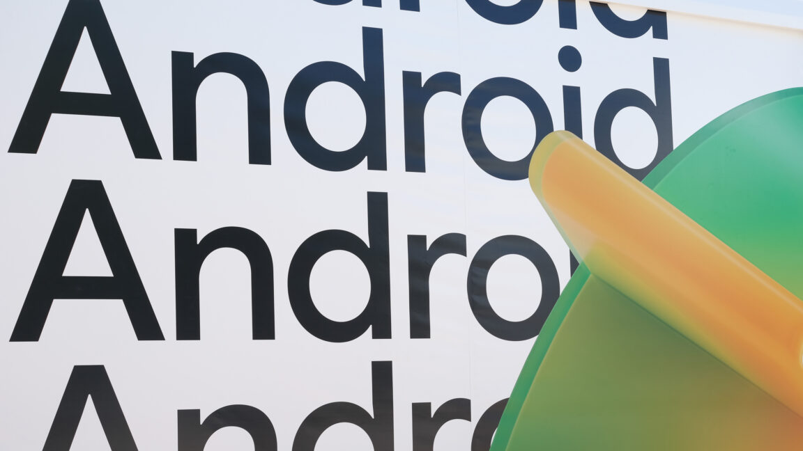 Illustration of a smartphone screen with a warning icon next to an incoming call from a contact.