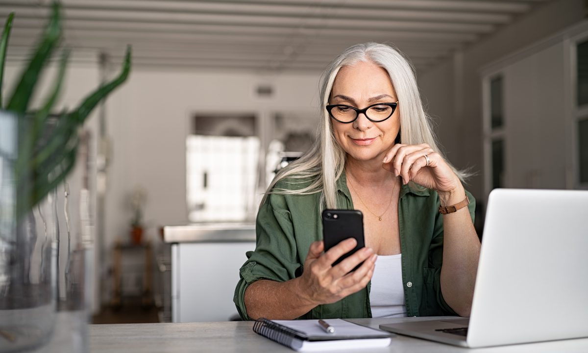 Tela de smartphone mostrando feed de rede social se transformando em interface de aplicativo de empréstimo