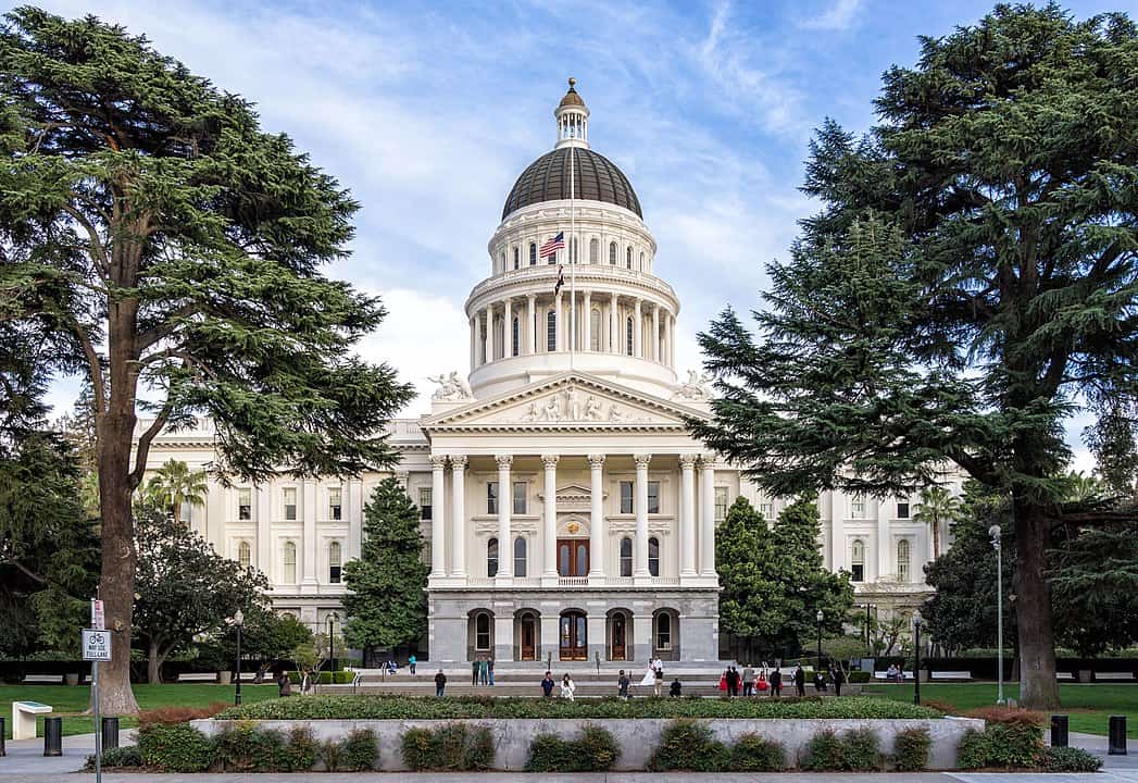 Vali Newsom'un Sacramento'da SB 53 yapay zeka güvenliği mevzuatını imzalarken