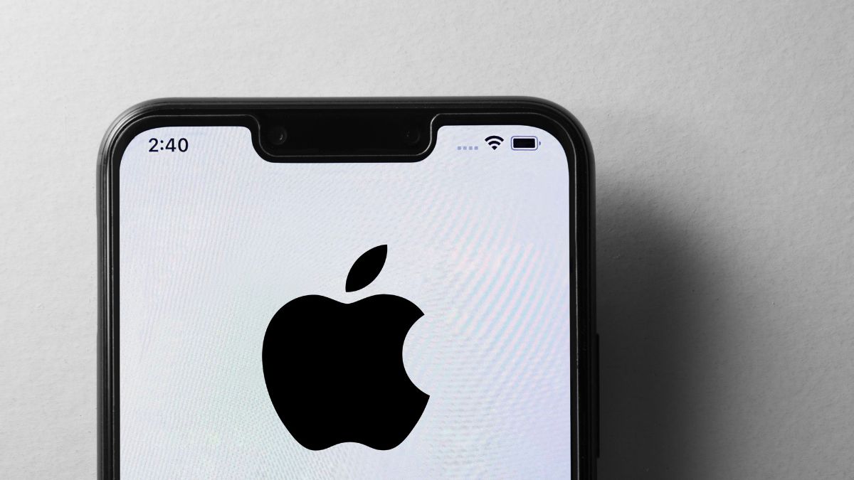 iPhone Settings screen showing iOS 18.7.7 DarkSword patch in Also Available section